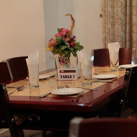 Immaculate Suites And Apartments Mobushipe Экстерьер фото
